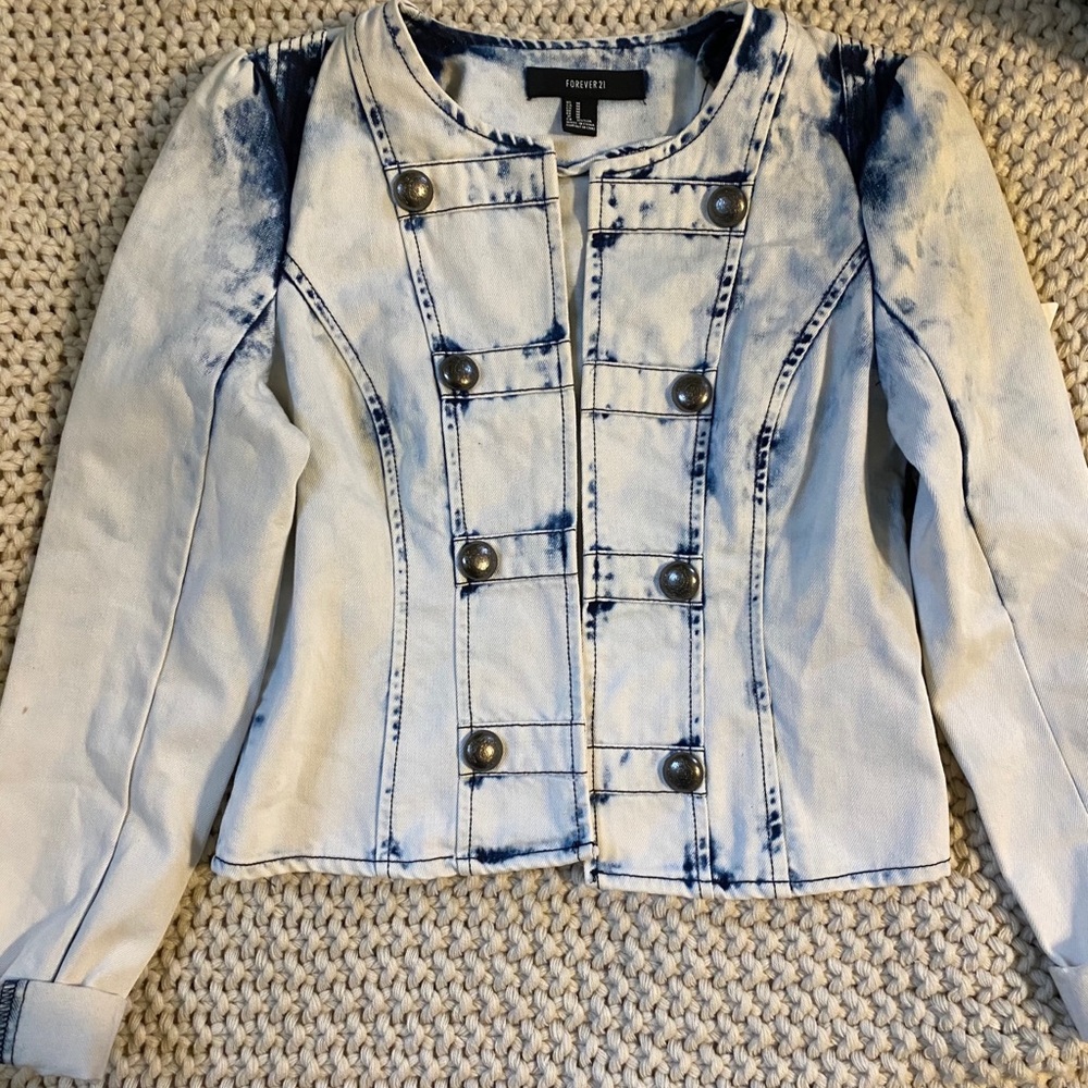 Add this brand new jacket to your wardrobe.